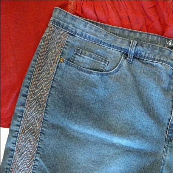 GV High Waisted Chevron Embroidered Sides Denim Jean Shorts Plussize 16 - Picture 7 of 15